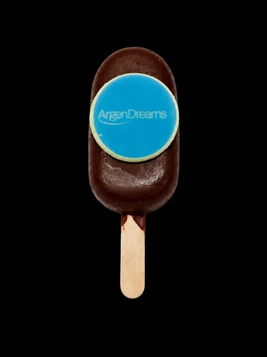 Paleta de helado Arkyn con el logo de ArgenDreams