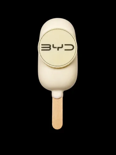 Paleta de helado Arkyn con el logo de BYD
